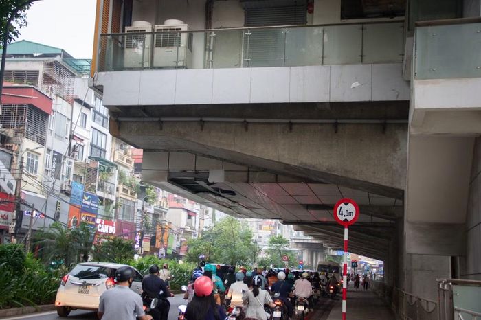 Tại khu vực gầm ga Láng, nhiều tấm ốp trần đã bị biến dạng, xô lệch khỏi vị trí ban đầu.