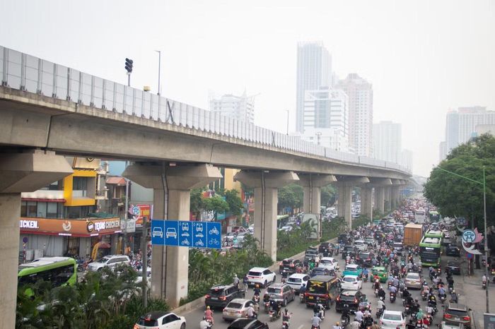 Đáng nói, tuyến metro này chạy dọc theo các trục đường huyết mạch vốn luôn có mật độ phương tiện di chuyển dày đặc.