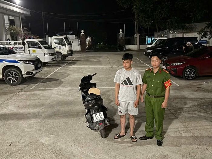 T.H.A (bên trái) bị xử phạt 5,75 triệu đồng và tịch thu phương tiện.