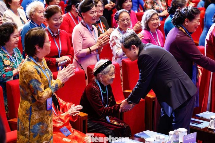 Chủ tịch Quốc hội Trần Thanh Mẫn và đại biểu Mẹ Việt Nam anh hùng tại phiên khai mạc đại hội. Ảnh: Như Ý.