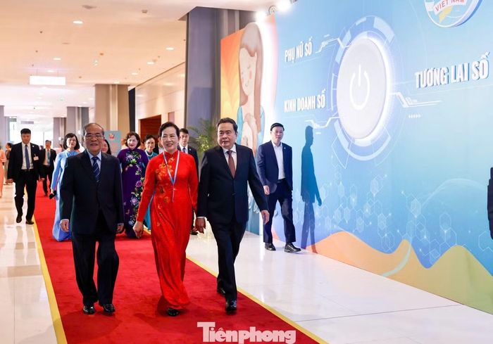 Chủ tịch Quốc hội Trần Thanh Mẫn và các đại biểu đến dự phiên khai mạc trọng thể Đại hội đại biểu Phụ nữ toàn quốc lần thứ XIV, nhiệm kỳ 2026 - 2031, sáng 18/6. Ảnh: Như Ý.