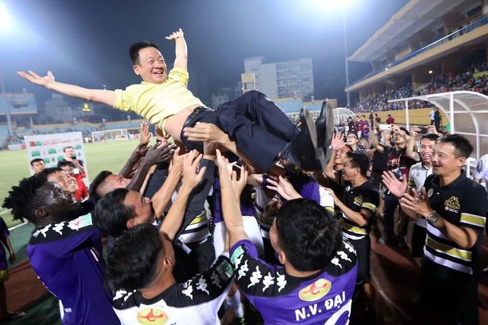CLB Hà Nội tạo nên câu chuyện ba năm thăng ba hạng chưa từng có trong lịch sử bóng đá Việt.