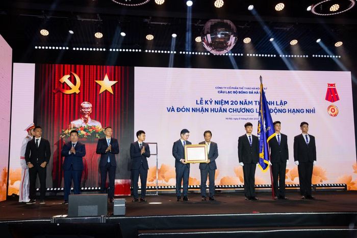 CLB Hà Nội vinh dự nhận Huân chương Lao động hạng Nhì đúng vào dịp 20 năm thành lập CLB.