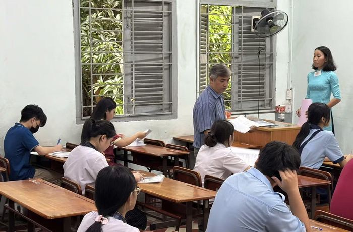 Thí sinh làm bài thi vào lớp 10 tại TPHCM