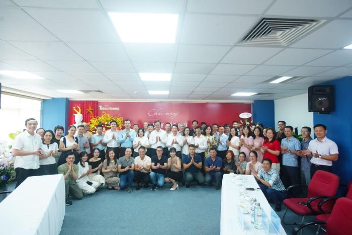 Bí thư thứ nhất Trung ương Đoàn chụp ảnh lưu niệm với tập thể cán bộ, phóng viên, biên tập viên của Báo Tiền Phong. Ảnh: Duy Phạm