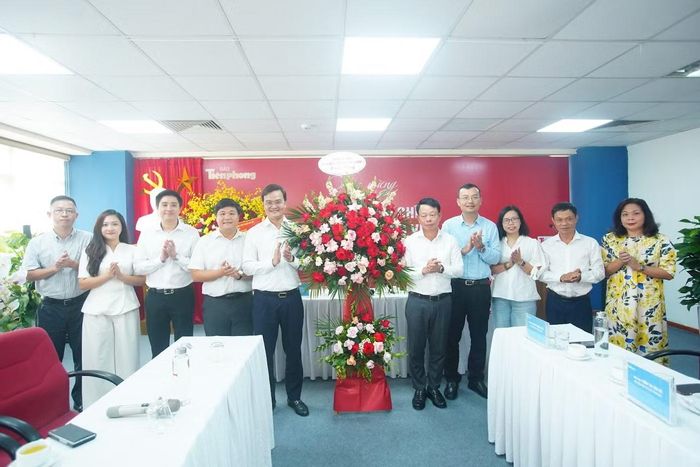 Bí thư thứ nhất Trung ương Đoàn tặng hoa chúc mừng Báo Tiền Phong nhân dịp kỷ niệm 101 năm Ngày Báo chí Cách mạng Việt Nam. Ảnh: Duy Phạm
