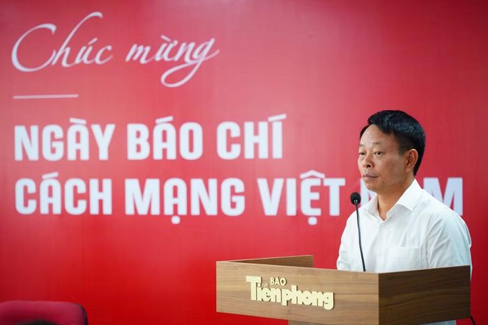 Nhà báo Phùng Công Sưởng - Tổng Biên tập Báo Tiền Phong phát biểu đáp từ tại buổi gặp mặt. Ảnh: Duy Phạm