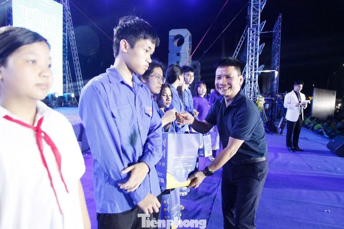 Hội Doanh nhân trẻ tỉnh Bắc Ninh tham gia hoạt động an sinh xã hội, trao quà tặng thanh niên khó khăn.