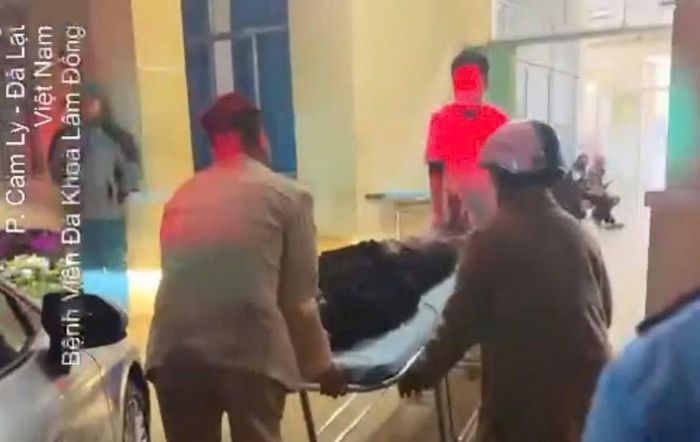 Nam thanh niên được đưa đến cứu chữa kịp thời tại Bệnh viện đa khoa Lâm Đồng.