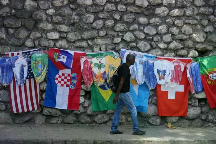 Một quầy hàng vỉa hè bán cờ và áo đấu bóng đá ở thủ đô Port-au-Prince, Haiti. Ảnh: AP.