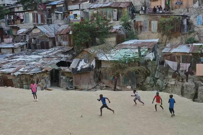 Trẻ em đá bóng nhựa tại khu phố Pétion-Ville ở thủ đô Port-au-Prince, Haiti. Ảnh: AP.