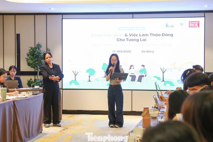 Các bạn trẻ chia sẻ kết quả từ chuyến thực tế tại các doanh nghiệp xanh. Ảnh: Giang Thanh