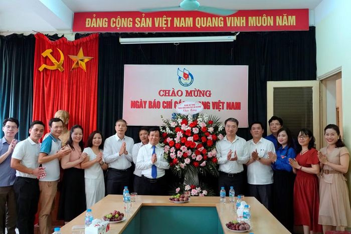 Anh Nguyễn Tường Lâm tặng hoa chúc mừng Tạp chí Thanh Niên.