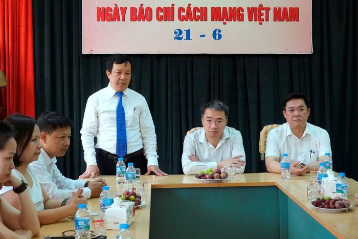 Lãnh đạo Tạp chí Thanh Niên báo cáo với anh Nguyễn Tường Lâm và đoàn công tác những kết quả nổi bật của tạp chí trong thời gian qua.