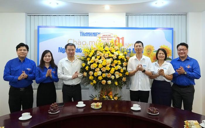 Anh Nguyễn Tường Lâm tặng hoa chúc mừng Báo Thanh Niên.
