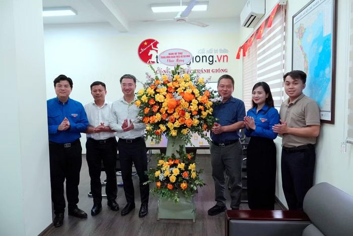 Anh Nguyễn Tường Lâm tặng hoa chúc mừng Cổng tri thức Thánh Gióng.