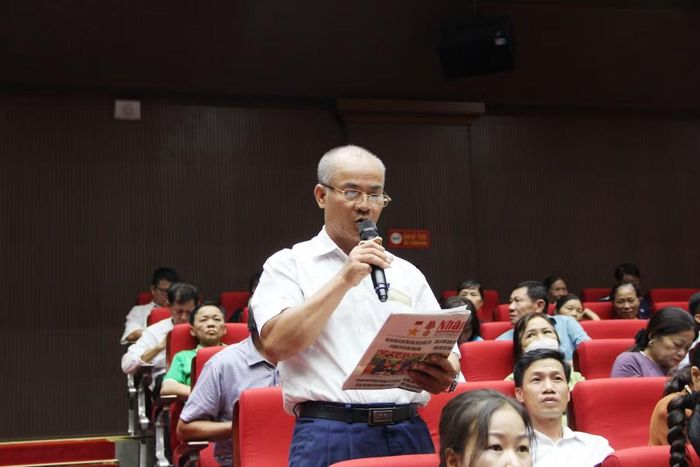 Cử tri nêu ý kiến với đại biểu HĐND tỉnh Bắc Ninh tại buổi tiếp xúc