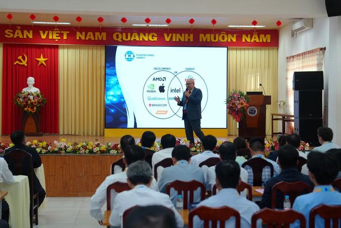 Diễn giả thuyết trình tại hội thảo.