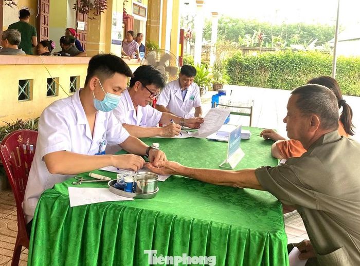 Tại Hữu Kiệm, trong số 301 người được khám sàng lọc đã phát hiện 43 trường hợp mắc đái tháo đường, trong đó có 24 trường hợp lần đầu tiên được chẩn đoán bệnh. Đáng chú ý, có tới 68 người ở giai đoạn tiền đái tháo đường. Cùng với đó, 19 trường hợp có tổn thương tuyến giáp nguy cơ cao cũng được phát hiện.