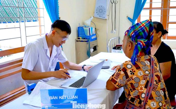 Chính vì vậy, việc khám sàng lọc định kỳ có ý nghĩa đặc biệt quan trọng. Khi được phát hiện ở giai đoạn sớm, người bệnh có cơ hội được điều trị, kiểm soát bệnh hiệu quả, giảm thiểu nguy cơ biến chứng và nâng cao chất lượng cuộc sống. Đối với những trường hợp tiền đái tháo đường, chỉ cần điều chỉnh chế độ ăn uống, tăng cường vận động và thay đổi lối sống khoa học cũng có thể ngăn chặn nguy cơ tiến triển thành bệnh đái tháo đường thực sự.