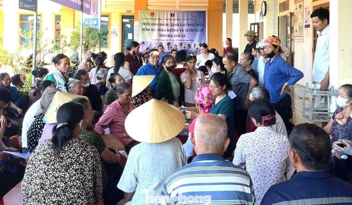 Những con số đáng lo ngại còn xuất hiện tại nhiều địa phương khác trong tỉnh qua các đợt thăm khám sàng lọc. Theo đó, trong đợt khám tại các xã Tam Đình, Tam Thái, Nghĩa Thọ, Nghĩa Đồng, hàng trăm trường hợp mắc mới đái tháo đường, tiền đái tháo đường cùng nhiều bất thường tuyến giáp tiếp tục được phát hiện.