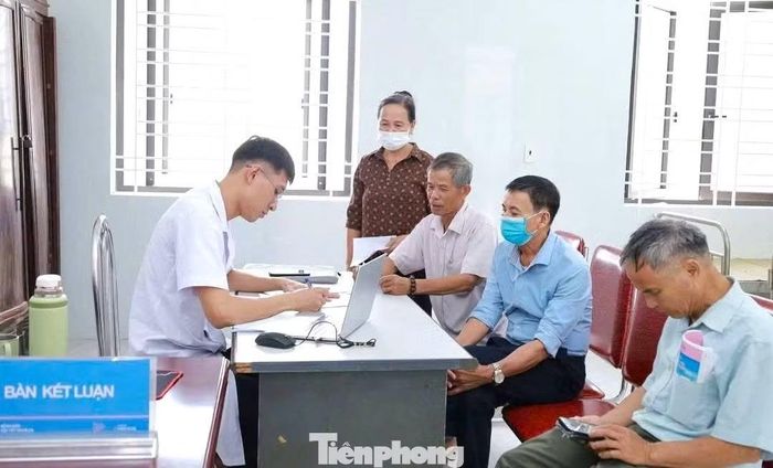 Kết quả cho thấy, tại xã Giai Lạc, trong số 673 người được kiểm tra đường huyết, có 44 trường hợp được phát hiện mắc mới đái tháo đường và 92 trường hợp ở giai đoạn tiền đái tháo đường. Cùng với đó, qua siêu âm tuyến giáp cho 753 người dân, các bác sĩ phát hiện nhiều bất thường, trong đó có 7 trường hợp thuộc nhóm nguy cơ cao cần được theo dõi chuyên sâu.