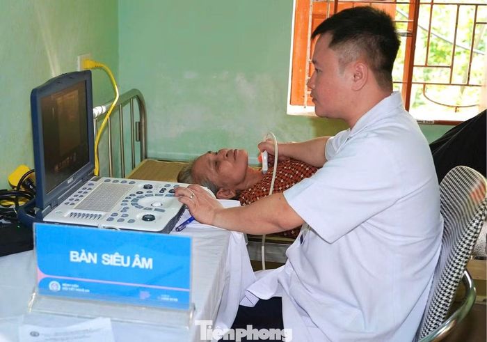 Những con số được ghi nhận qua các đợt khám cộng đồng không chỉ là dữ liệu chuyên môn mà còn là lời cảnh báo về xu hướng gia tăng các bệnh lý nội tiết - chuyển hóa trong cộng đồng hiện nay. Đồng thời, đây cũng là minh chứng rõ nét cho hiệu quả của các chương trình khám sức khỏe cộng đồng khi giúp phát hiện bệnh từ sớm, tạo cơ hội điều trị kịp thời cho người dân.