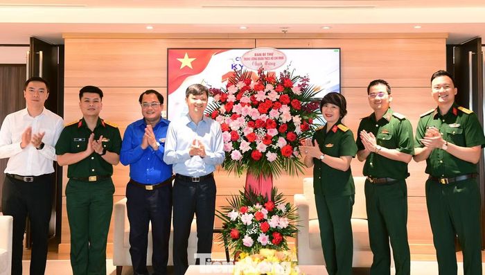Bí thư thường trực T.Ư Đoàn Nguyễn Minh Triết tặng hoa chúc mừng Trung tâm Phát thanh - Truyền hình Quân đội. Ảnh: Xuân Tùng