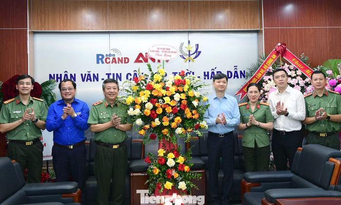 Bí thư thường trực T.Ư Đoàn Nguyễn Minh Triết tặng hoa chúc mừng Cục Truyền thông CAND. Ảnh: Xuân Tùng