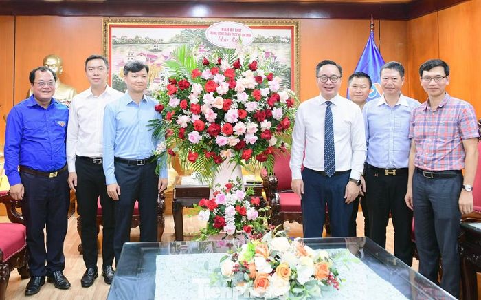 Bí thư thường trực T.Ư Đoàn Nguyễn Minh Triết tặng hoa chúc mừng Đài Tiếng nói Việt Nam. Ảnh: Xuân Tùng