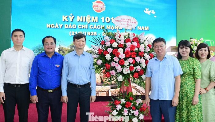 Bí thư thường trực T.Ư Đoàn Nguyễn Minh Triết tặng hoa chúc mừng Báo Thiếu niên tiền phong và Nhi đồng. Ảnh: Xuân Tùng
