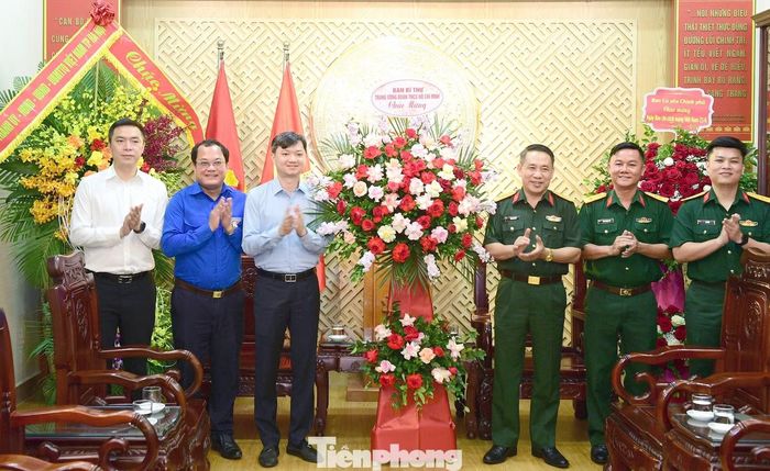 Bí thư thường trực T.Ư Đoàn Nguyễn Minh Triết tặng hoa chúc mừng Báo Quân đội nhân dân. Ảnh: Xuân Tùng