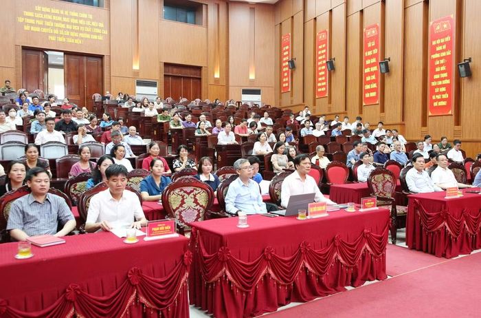 Các đại biểu dự hội nghị tiếp xúc cử tri.