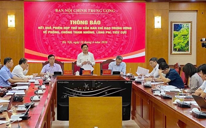  Phó trưởng Ban Nội chính Trung ương Đặng Văn Dũng trao đổi tại hội nghị thông báo kết quả phiên họp thứ 30 của Ban Chỉ đạo Trung ương về phòng, chống tham nhũng, lãng phí, tiêu cực. Ảnh: PV. 