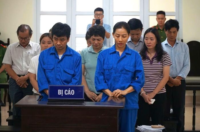 Phan Quốc Việt(áo xanh bìa trái) cùng 11 bị cáo bị tuyên án.