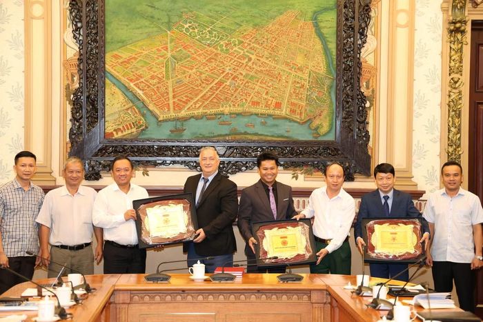 Đảng ủy - Bộ Tư lệnh TPHCM tặng quà cám ơn sự hỗ trợ tích cực từ nhóm chuyên gia. Ảnh: Ngô Tùng