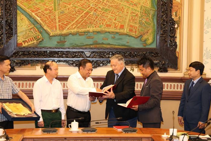 Nhóm chuyên gia đến từ Đại học Công nghệ Texas tặng một số hồ sơ, tư liệu về liệt sĩ cho Ban Chỉ đạo 515 TPHCM.
