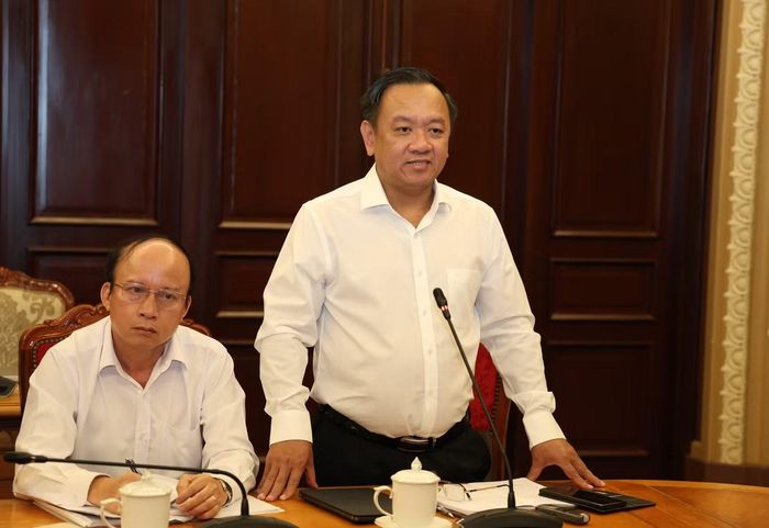Thiếu tướng Nguyễn Thành Trung trao đổi tại buổi làm việc. Ảnh: Ngô Tùng