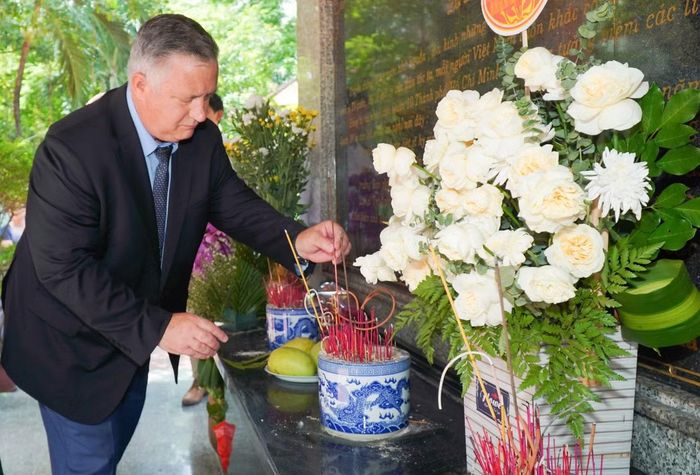 Ngay sau buổi làm việc, ông Stephen Maxner cùng các cộng sự và đoàn công tác Bộ Tư lệnh TPHCM đã đến dâng hoa, dâng hương tại Bia tưởng niệm cố Tổng Bí thư Trần Phú, Bia tưởng niệm các Anh hùng liệt sĩ hy sinh trong cuộc Tổng tiến công và nổi dậy Xuân Mậu Thân năm 1968 và Nhà bia ghi danh liệt sĩ quận 10 (cũ) trong khuôn viên Công viên Lê Thị Riêng. Ảnh: CTV