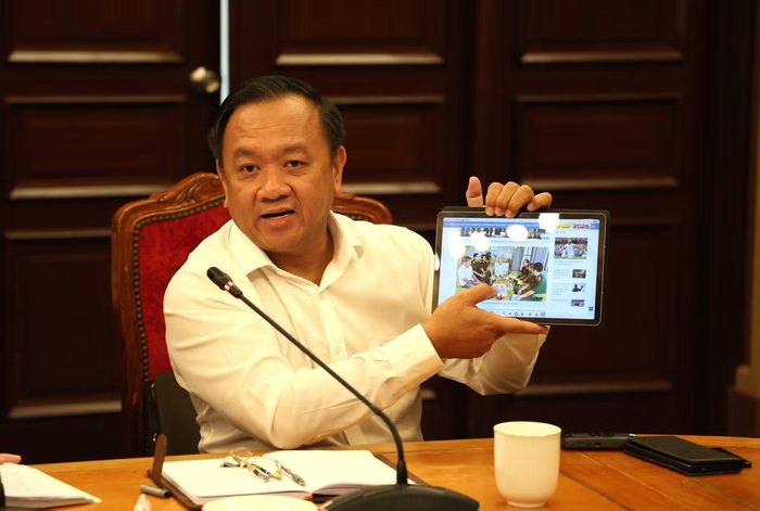Chính ủy Bộ Tư lệnh TPHCM Nguyễn Thành Trung chia sẻ hình ảnh về hoạt động trao lại kỷ vật đến thân nhân liệt sĩ.