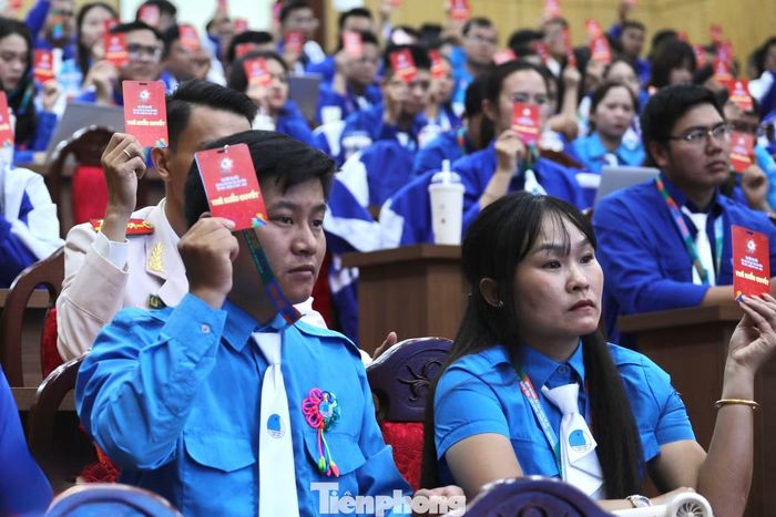 Đại biểu biểu quyết danh sách nhân sự tham gia Ủy ban Hội LHTN Việt Nam tỉnh Lâm Đồng khóa I.