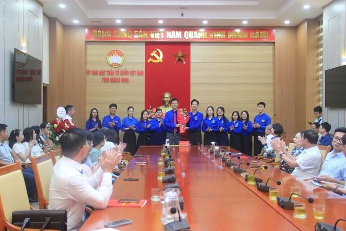 Ban Thường vụ Tỉnh Đoàn Quảng Ninh tặng hoa chúc mừng Phó Bí thư Tỉnh Đoàn Quảng Ninh - anh Nguyễn Đình Đàn.