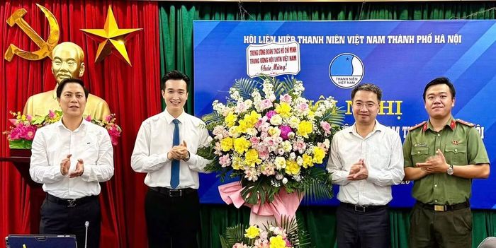 Anh Nguyễn Tường Lâm tặng lẵng hoa chúc mừng Hội LHTN Việt Nam TP Hà Nội. Ảnh: BTC