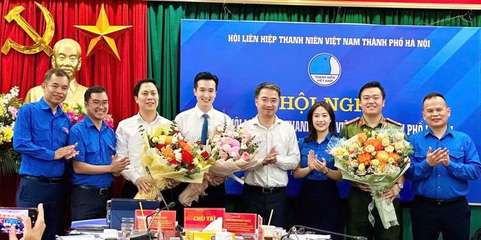 Anh Nguyễn Tường Lâm tặng hoa chúc mừng tân Chủ tịch và tân Phó Chủ tịch Hội LHTN Việt Nam TP Hà Nội. Ảnh: BTC
