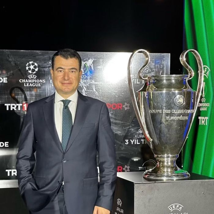 Murat Ekrem Çimen là bình luận viên thể thao kỳ cựu.