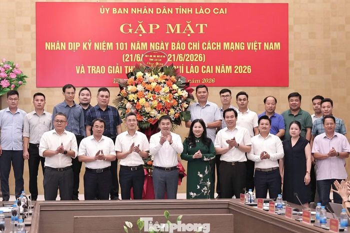 Lãnh đạo tỉnh Lào Cai tặng hoa chúc mừng các cơ quan báo chí đóng trên địa bàn.