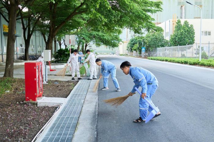 Ngay sau lễ phát động, các lực lượng đã đồng loạt triển khai vệ sinh khu vực sản xuất, văn phòng, cảnh quan nhà máy...