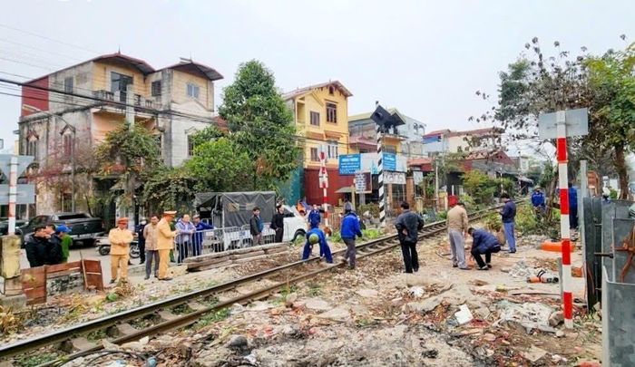 Lực lượng chức năng kiểm tra, khắc phục hiện trường sau một vụ tai nạn đường sắt. Ảnh: Văn Ngân.