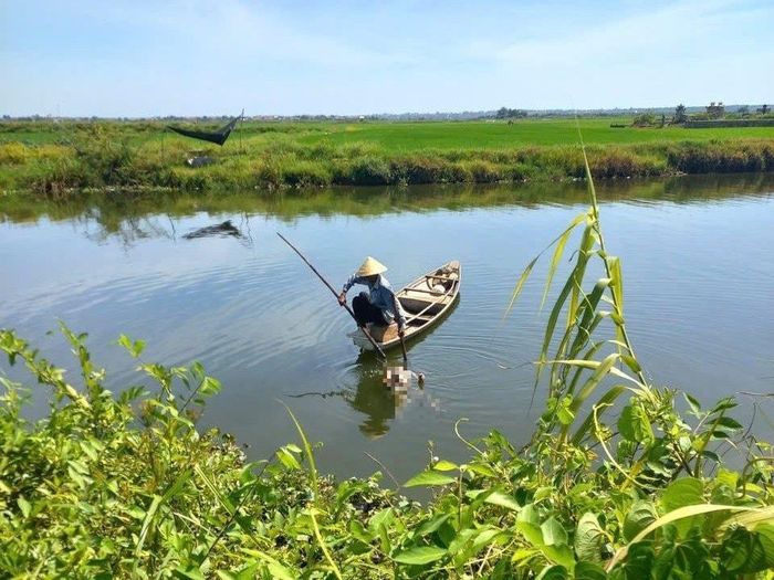 Đến khoảng 9 giờ 30 phút ngày 18/6, thi thể bà T.T.T. được tìm thấy cách bến nước khoảng 200 mét.