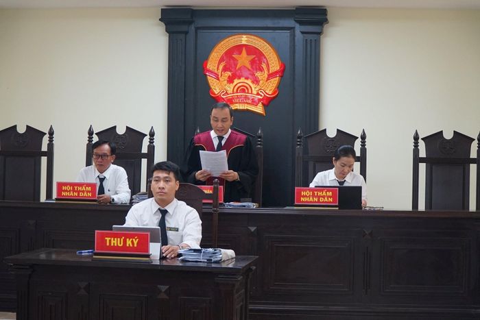 Chủ tọa phiên tòa tuyên án.